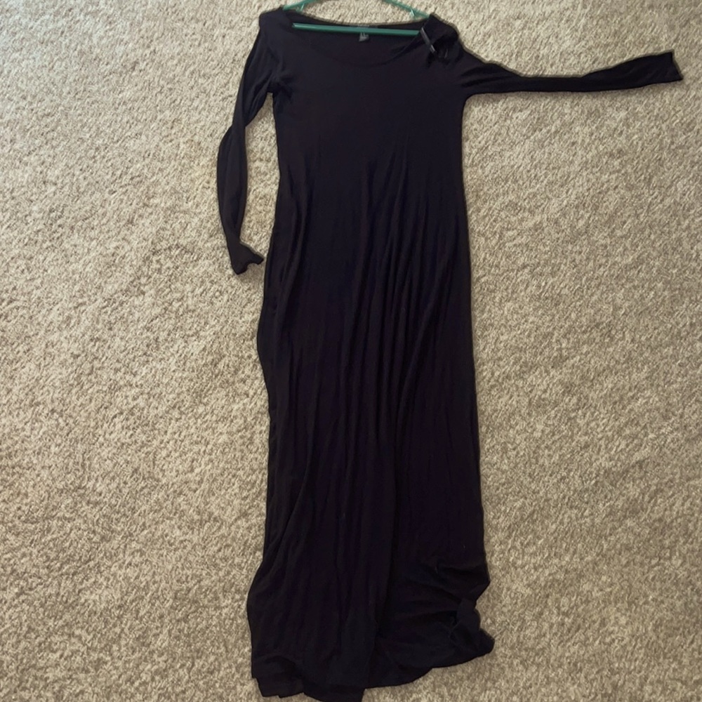 Black floor length dress. Fall-ish. Sleeve hits elbow area.